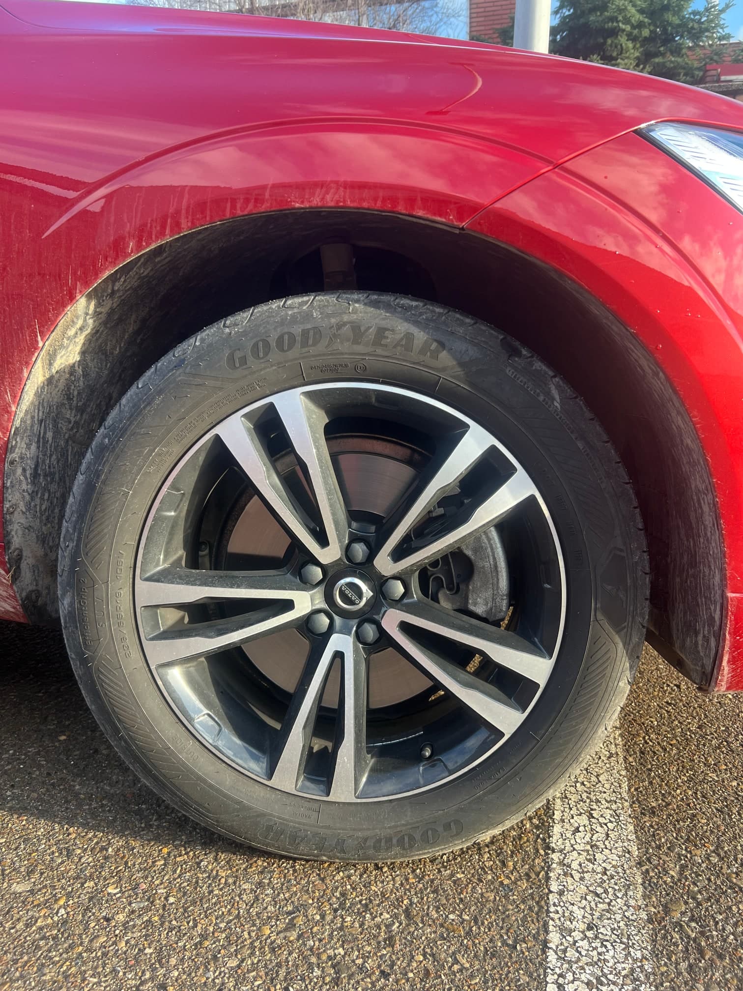 La foto del neumático del Volvo XC60 que manda la clienta