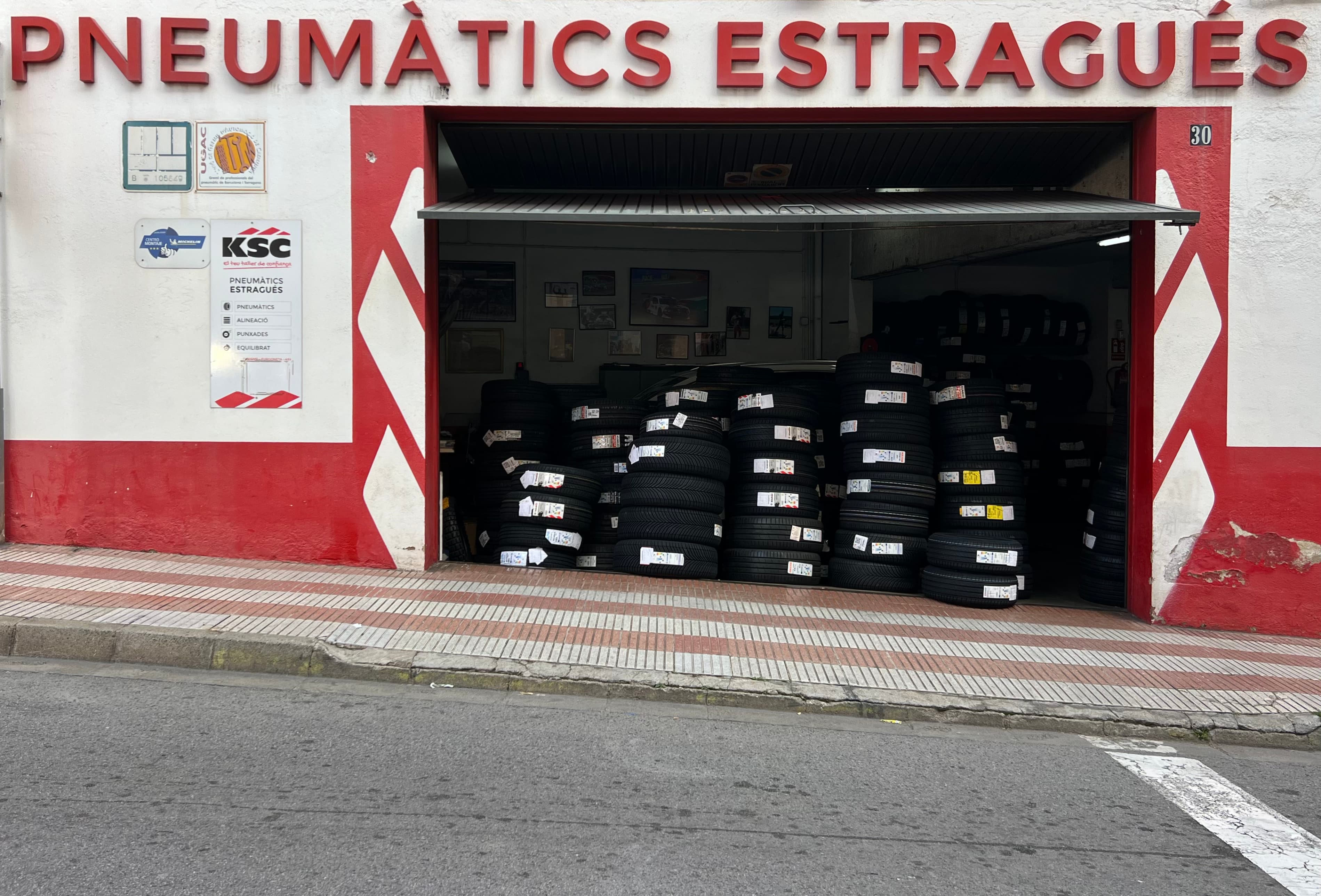 Fachada de Pneumàtics Estragués