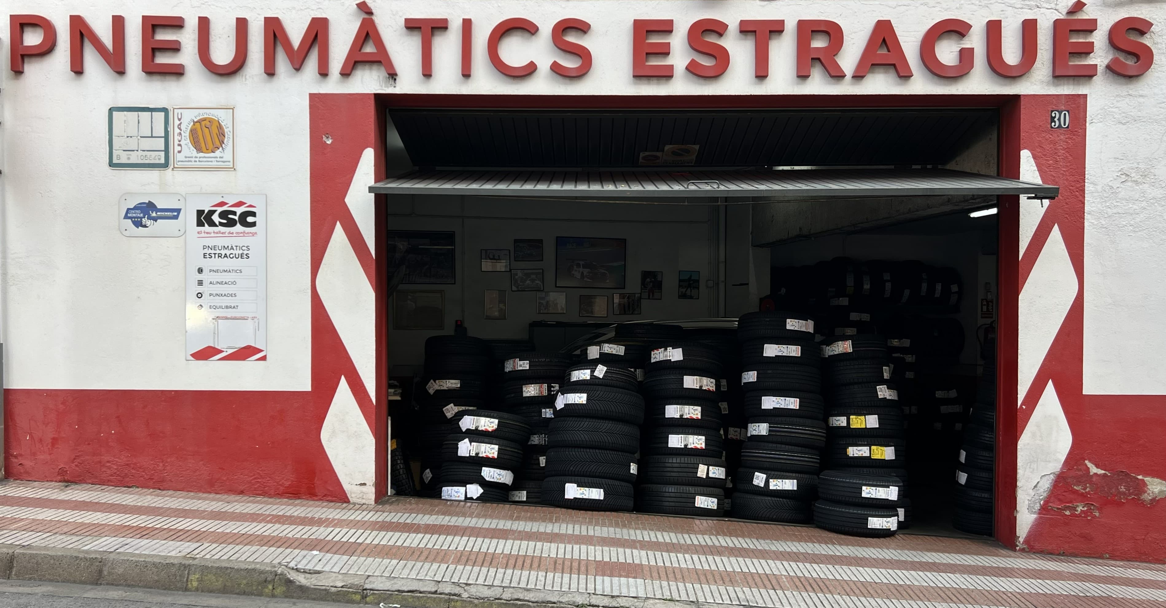 Fachada de Pneumàtics Estragués